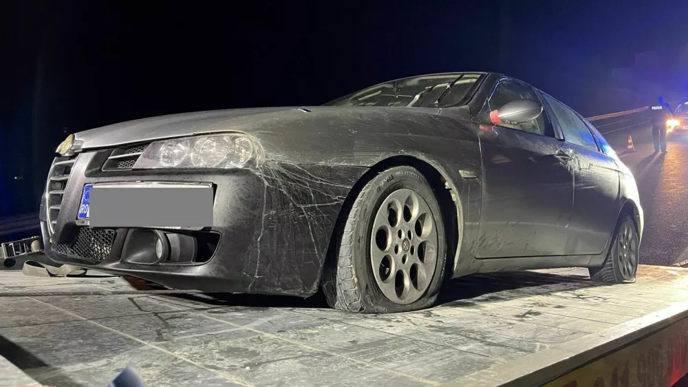 Alfa s predrtimi pnevmatikami po neuspelem begu