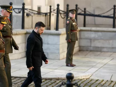 Ukrainian President Volodymyr Zelenskiy walks to inspect a guard of honour by the Irish Army at Government Buildings during an Irish State visit, in Dublin, Ireland, December 2, 2025. REUTERS/Clodagh Kilcoyne