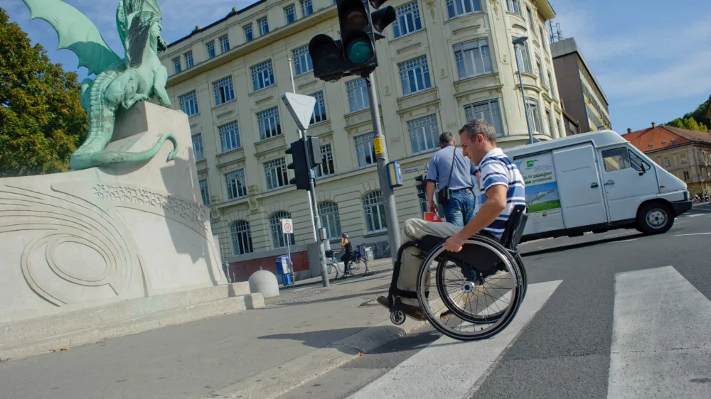 invalidi - paraplegiki na sprehodu opozorili na težave v urbanem okolju      //FOTO: Tomaž Zajel&scaron;nik