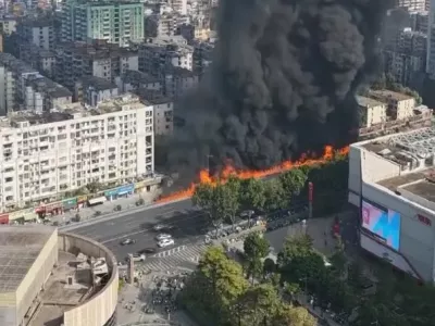 Požar se je hitro raz&scaron;iril po cesti.