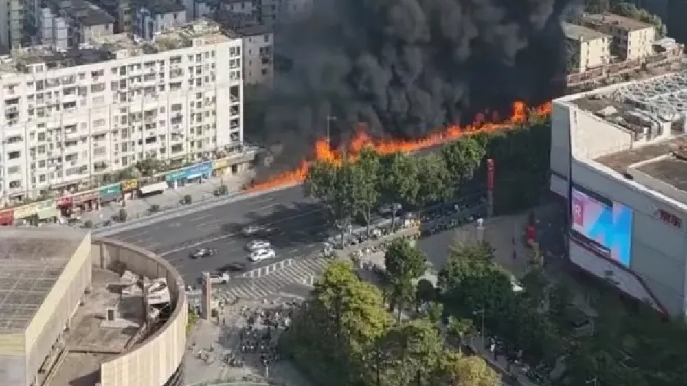 Požar se je hitro raz&scaron;iril po cesti.