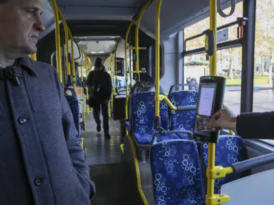 - 29.11.2023 &ndash; Ljubljanski potni&scaron;ki promet (LPP) - predstavitev nove digitalne re&scaron;itve - plačevanje avtobusnih vozovnic s plačilnimi karticami na mestnih in medkrajevnih linijah - //FOTO: Luka Cjuha