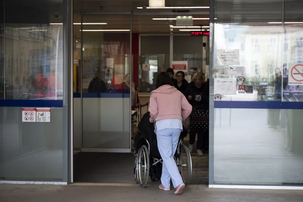 Zdravstvo - simbolična fotografijaDolgotrajna oskrbaUpokojenciPacienti- 15.2.2024 - UKC Ljubljana - Urgenca// FOTO: Nik Erik Neubauer / Foto: Nik Erik Neubauer