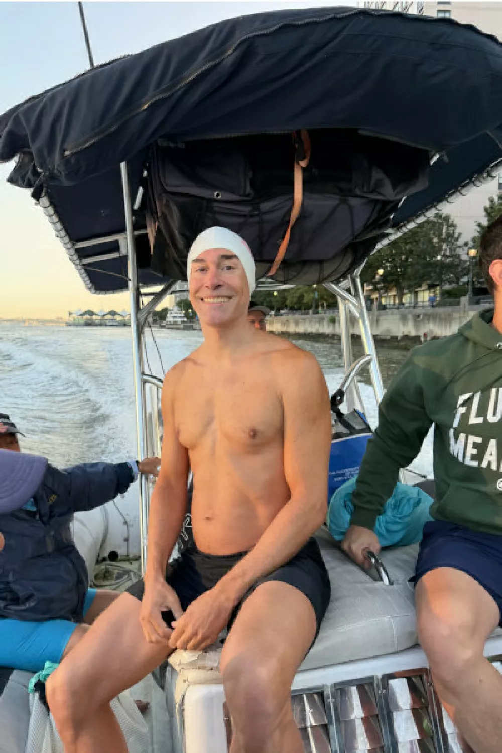 Newyorčan Michael Moreau, star 49 let, je preplaval 28,5 milj dolgo zanko okoli Manhattna &ndash; v lisicah. Foto: guinnessworldrecords.com