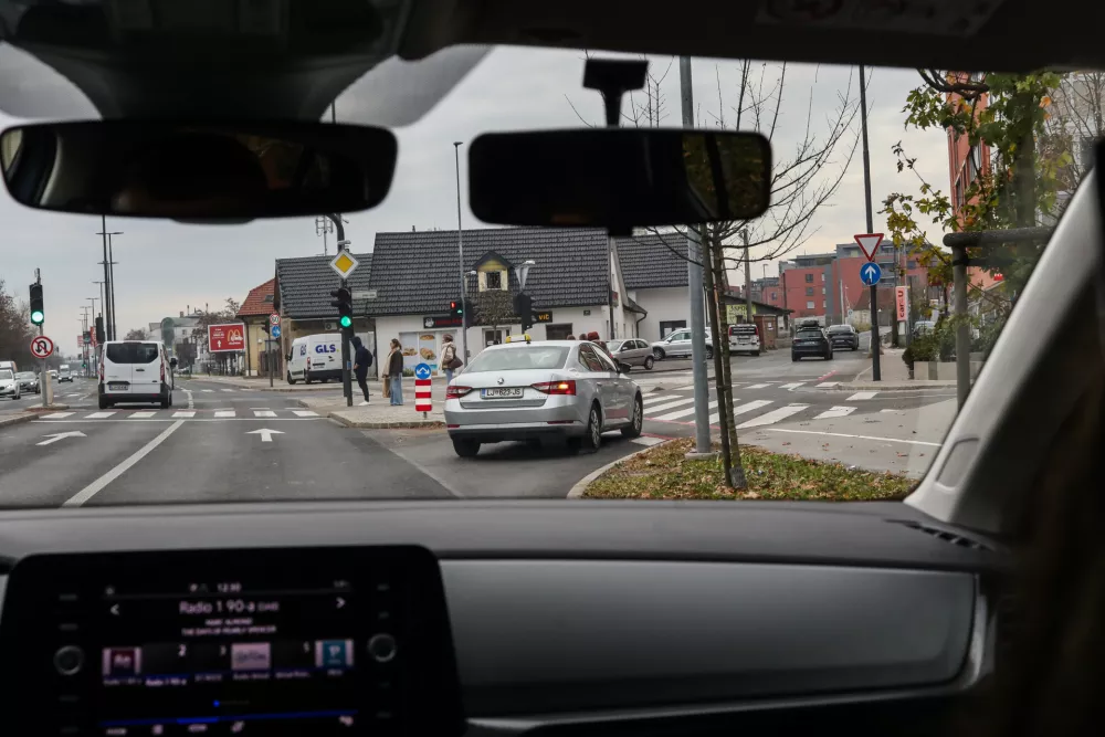 Z in&scaron;truktorjem v avtu: kje v Ljubljani naredijo vozniki največ napak?