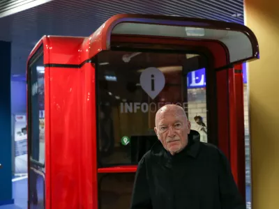 - 08.11.2019 - Sa&scaron;a M&auml;chtig, arhitekt in industrijski oblikovalec - eden najpomembnej&scaron;ih industrijskih oblikovalcev v Sloveniji - leta 1967 je zasnoval modularni kiosk K67, ki je vključen tudi v zbirko Muzeja moderne umetnosti (MoMA) v New Yorku. Zasnoval je tudi paviljon Kavarne Evropa in drugo ulično opremo: ko&scaron;e, telefonske du&scaron;ilnike in telefonske govorilnice.  //FOTO: Luka Cjuha.