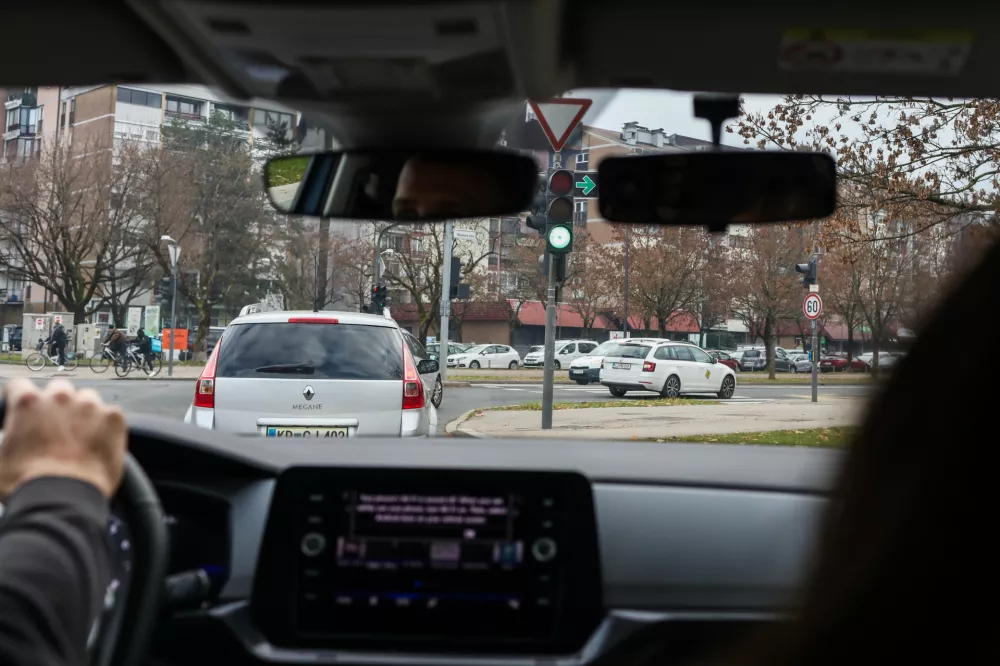 - Križi&scaron;če Riharjeva ulica, Barjanska cesta, Trnovo,- 02.12.2025. - Reportaža: Nevarna križi&scaron;ča, pasti, za Avto &scaron;ole,.//FOTO: Bojan Velikonja