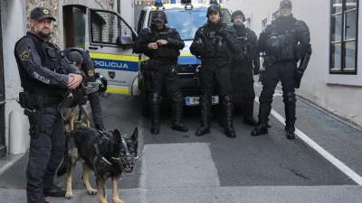 - 28.10.2025 - Izredna skup&scaron;čina občine Novo Mesto s svetniki in predstavniki vlade in protest proti romskemu nasilju z naslovom Dovolj je!//FOTO: Jaka Gasar