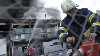 - 12.05.2015 - - požar v hladilnici Mercator na Hladilni&scaron;ki poti v ljubljanskem Zalogu - zagorelo glavno skladi&scaron;če zamrzjenih živil za osrednjo Slovenijo - 3000 kvadratnih metrov skladi&scaron;čnih prostorov za sveži program, zelenjavo, sadje in meso///FOTO: Luka Cjuha