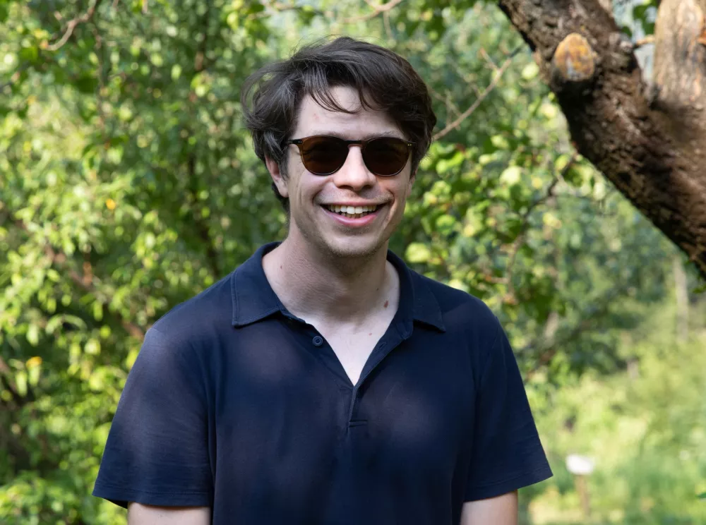 Gregor Božič: Popolnoma smo se podredili diktatu globalnega trga, ki upo&scaron;teva samo velikost, videz in dolgotrajnost plodov na policah trgovin, nič od tega pa nima veze ne z zdravim&nbsp;ne z okusnim sadjem. F Jaka Jera&scaron;a