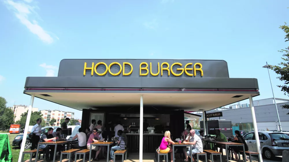 - Okrepčevalnica HOOD Burger - hitra prehrana, hamburger, slovenski proizvod - pred centrom Inter&scaron;par Vič  //FOTO: Luka Cjuha