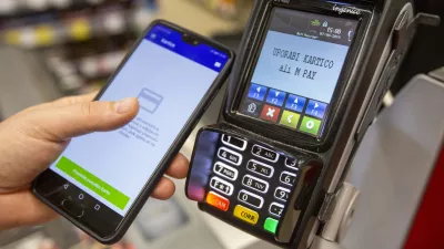 - mobilna banka - POS terminal - 07.06.2019 – Mobilni GSM telefon – negotovinsko plačevanje z mobilno aplikacijo - plačilna transakcija //FOTO: Matjaž Rušt / Foto: Matjaž Rušt