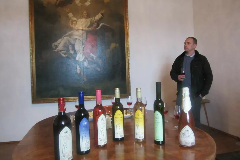 Marko Cvelbar nas je vodil skozi skrivnosti samostanskih vin. Poskusili smo cviček, modro frankinjo, ma&scaron;no vino, la&scaron;ki rizling in Resslovo penino, pridelano po klasični metodi iz sorte žametovke. Ustvarili so jo v poklon gozdarju in izumitelju ladijskega vijaka Jožefu Resslu,&nbsp;ki je med leti 1817 in 1821 bival v kartuziji kot okrajni gozdar. V lokalnih ustnih izročilih so se ohranile zgodbe o Resslovih skrivnostnih poskusih s čolnom na vijak, ki naj bi jih izvajal prav na mirnem rečnem odseku Krke. Njegova pot na morje, je sledila &scaron;ele kasneje...