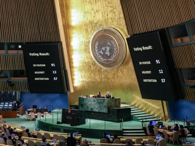 03 December 2025, US, New York: A vote on a Ukraine-related resolution is projected onto screens during the eleventh Emergency Special Session of the UN General Assembly. The Assembly adopts a resolution demanding that Russia immediately, safely and unconditionally return all Ukrainian children allegedly deported since the war began. The vote passes with 91 in favour, 12 against and 57 abstentions. Photo: Bianca Otero/ZUMA Press Wire/dpa