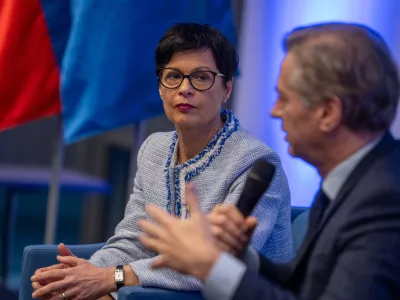 Ljubljana, Hotel Mons.Pogovor v organizaciji Gibanja Svoboda o procesih siritve EU, spremenjenih geopoliticnih okoliscinah ter vlogi liberalizma v Sloveniji in sirsem evropskem prostoru.Evropska komisarka za siritev Marta Kos in predsednik vlade Robert Golob.