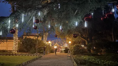 Čarobni advent med stoletnimi cipresami in vonjem po morju