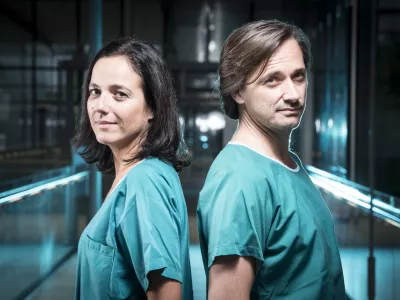 Les Professeurs Jocelyne Bloch (neurochirurgie)et Gr&eacute;goire ont mis au point un implant qui aide les parapl&eacute;giques &agrave; remarcher.ici au campus Biotech de Gen&egrave;ve / Foto: Julie De Tribolet
