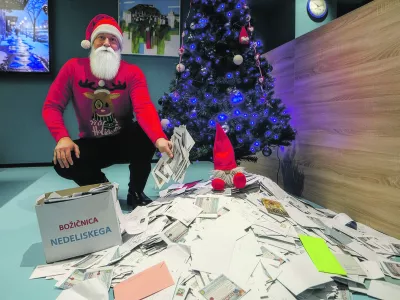 Tudi letos je vlogo Božička odigral na&scaron; novinar Matjaž Terzič, ki smo mu s pomočjo orodij umetne inteligence&nbsp;&raquo;pričarali&laquo;&nbsp;&scaron;e Božičkovo brado. / Foto: Luka Cjuha, Google AI