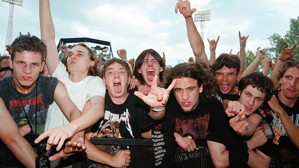 Mladi na koncertu Metallice leta 1999. / Foto: Matej Pov&scaron;e/dokumentacija