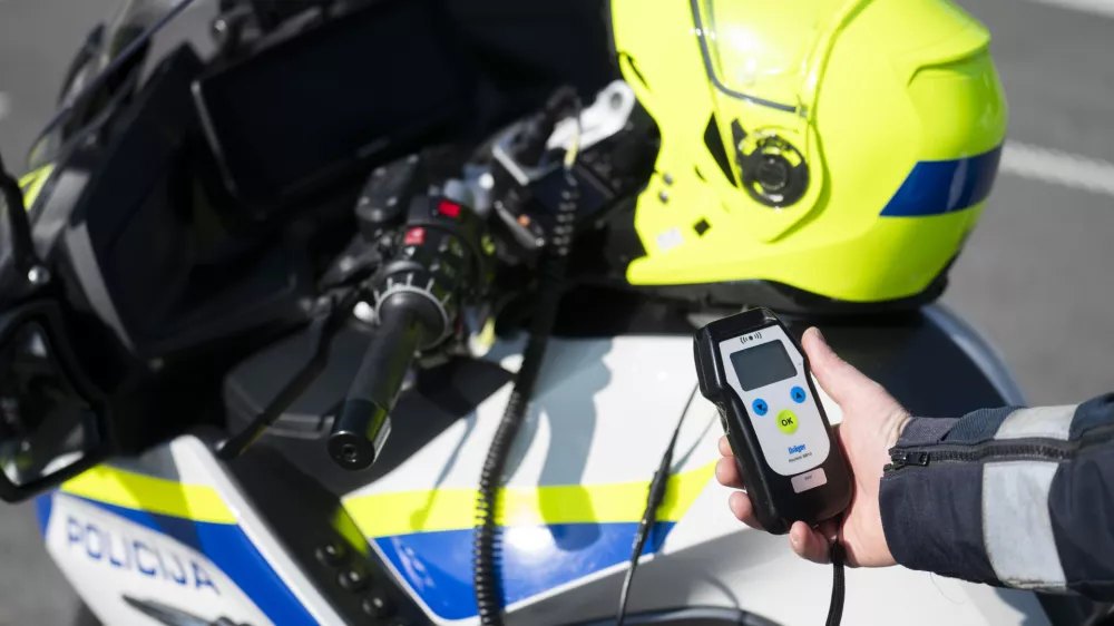 prometni nadzorpolicija - simbolična fotografijaprometna policijavarnost v prometupolicija na motorjihmotoristična policijaprehitri voznikiavtocestna policijaalkotestalkohol v prometu08.04.2025 Policijski nadzor, počivali&scaron;če PovodjeFOTO: Nik Erik Neubauer