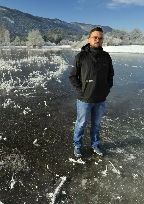 Dejvid Tratnik je profesor geografije in zgodovine, ki je že desetletje zaposlen v javnem zavodu Notranjski regijski park. V preteklosti je deloval kot koordinator projekta in vodja zemeljskih del na kohezijskem projektu Kras.Re.Vita, kjer je &scaron;est let vodil obnovo 2,5-kilometrskega dela ponikalnice Stržen na Cerkni&scaron;kem polju.  / Foto: Nn