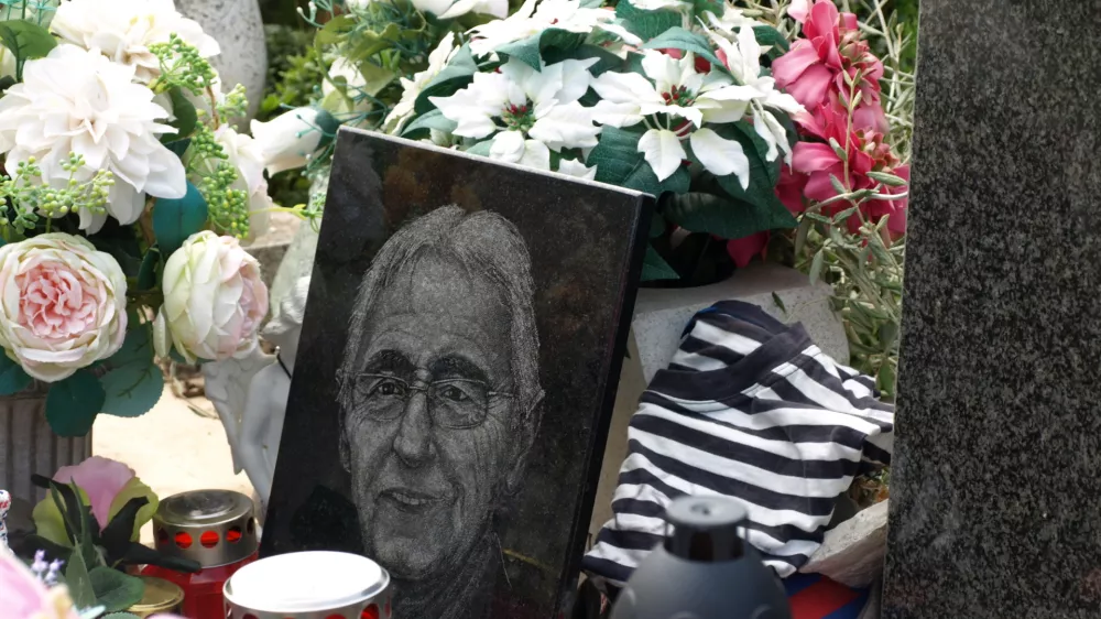 Korčula, Vela Luka, Oliver Dragojević, grob. Foto: Tatjana Pihlar 