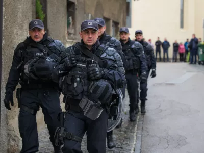 Novo mesto.Policijski specialci pri obcini v Novem mestu.