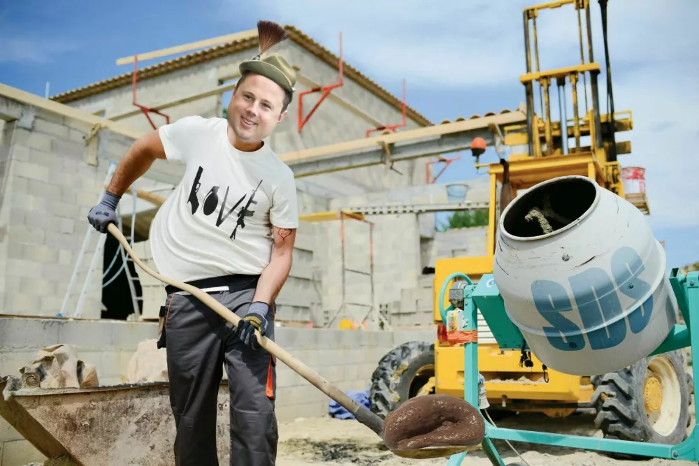 portrait of handsome construction worker on a building industry construction site / Foto: Jpwallet