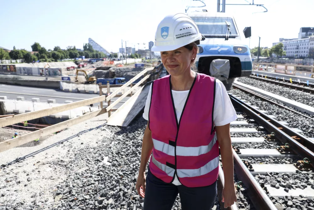 ministrica za infrastrukturo Alenka Bratu&scaron;ek- 08.08.2024 - Ogled gradbi&scaron;ča nadomestnega železni&scaron;kega nadvoza na Dunajski cesti - gradbi&scaron;če, železnica, delavci, gradnja, infrastruktura, vlak //FOTO: Jaka Gasar / Foto: Jaka Gasar