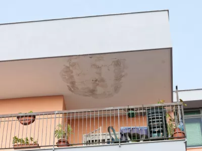 Water infiltration stain damaging the ceiling of a residential building, highlighting the need for renovation / Foto: Antonio Gravante