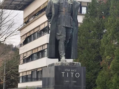 Obglavljen kip Tita na Titovem trgu v Velenju. F Mojca Marot