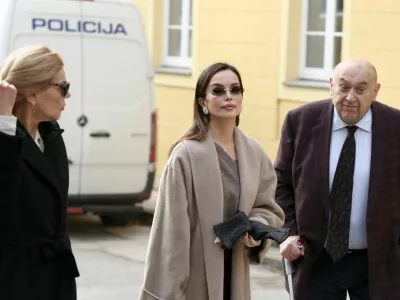 Severina Vučković na poti na sodi&scaron;če. 