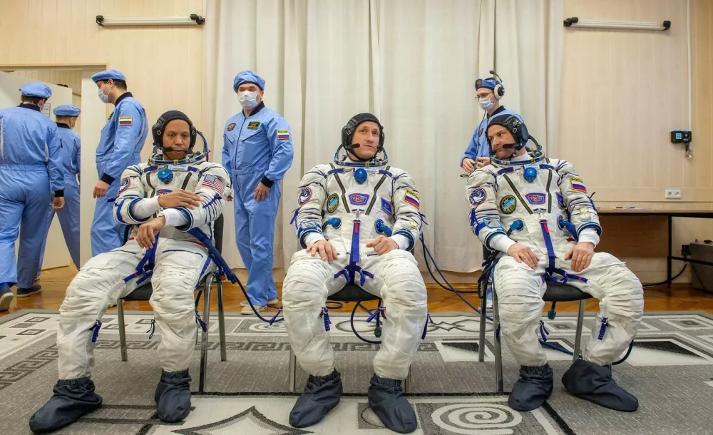 Chris Williams, Sergej Kud-Sverčkov in Sergej Mikajev pred poletom na ISS novembra letos. Foto: Nasa