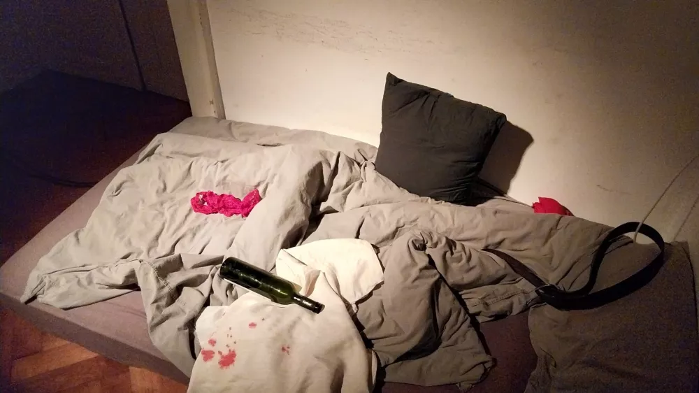 Hi&scaron;a strahov, nasilje