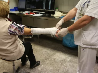 - Mavčarna - zaradi &scaron;tevilnih padcev, zvinov in zlomov aktivirali zeleni alarm za množične nesreče - 13.01.2017 - Urgenca - Urgentni kirur&scaron;ki blok UKC - Univerzitetni klinični center v Ljubljani - povečano &scaron;tevilo po&scaron;kodb zaradi vremenskih razmer -   //FOTO: Luka Cjuha.