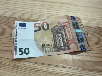 Prodajalci na stojnicah preverjajo pristnost bankovcev