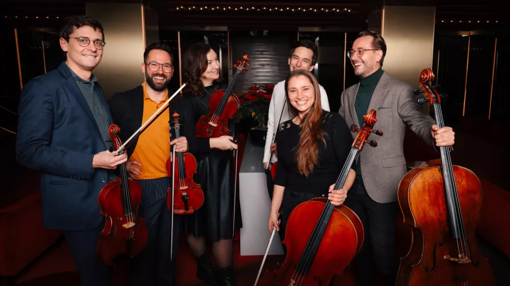 Godalni sekstet alumnov Mladinskega orkestra Gustava Mahlerja sestavljajo violinista Matjaž Bogataj in Jules Dussap, violista&nbsp;Santa Vižine in Florian Peelman ter violončelista&nbsp;Maru&scaron;a Turjak Bogataj in L&eacute;onard Frey-Maibach. F arhiv CD&nbsp;
