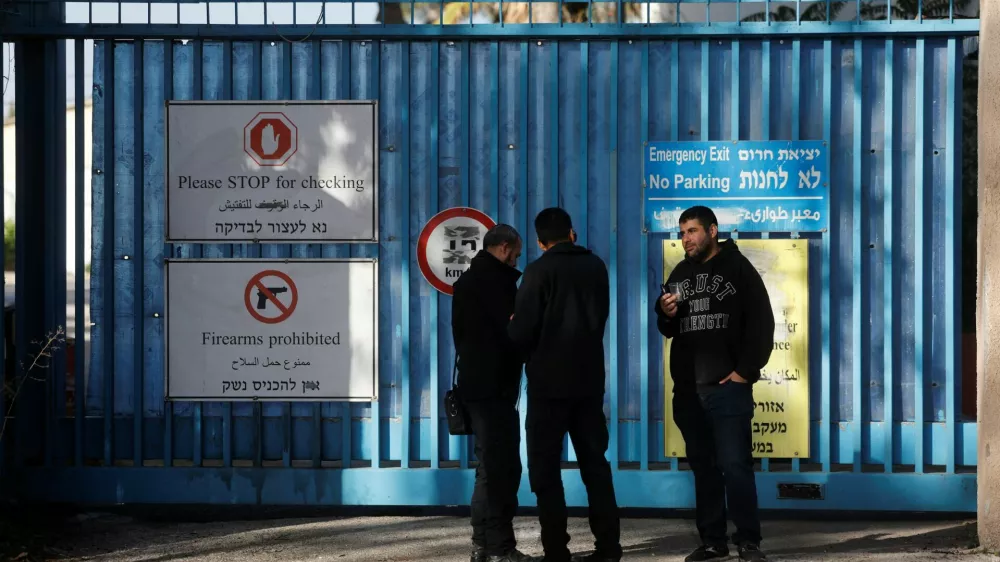 Israeli police officers wait outside the United Nations Relief and Works Agency for Palestine Refugees (UNRWA) headquarters, in Jerusalem December 8, 2025. REUTERS/Ammar Awad