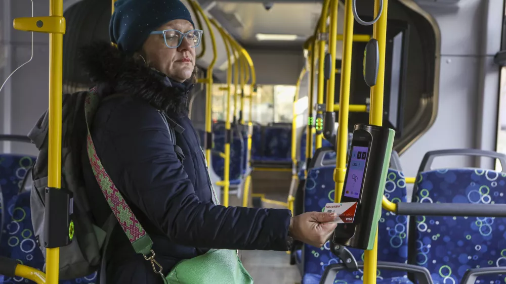 - 29.11.2023 &ndash; Ljubljanski potni&scaron;ki promet (LPP) - predstavitev nove digitalne re&scaron;itve - plačevanje avtobusnih vozovnic s plačilnimi karticami na mestnih in medkrajevnih linijah - //FOTO: Luka Cjuha