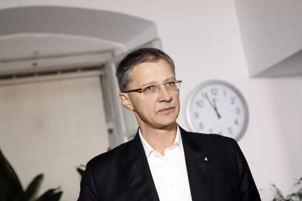 predsednik SD Igor Luk&scaron;ič- Predsedni&scaron;ke volitve 2012 - pete volitve za predsednika republike v samostojni Sloveniji - volili med tremi kandidati - Danilom T&uuml;rkom, Borutom Pahorjem in Milanom Zverom - &scaron;tab Boruta Pahorja //FOTO: Luka Cjuha