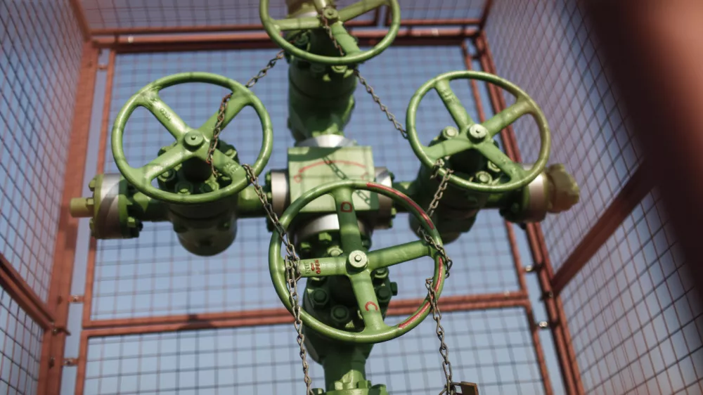 - naftno-plinsko polje Peti&scaron;ovci pri Lendavi - vrtine - črpali&scaron;če - pridobivanje plina - fracking  - 23.03.2015 Pomurje/Lendava - britanska družba za raziskovanje nafte in plina, Ascent Resources, ki v okolici Lendave že več let raziskuje nahajali&scaron;ča plina,///FOTO: Luka CjuhaOPOMBA: ZA OBJAVO V PRILOGI &ndash; DNEVNIKOV OBJEKTIV - REPORTAŽA 2015