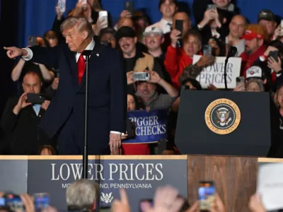 09 December 2025, US, Mt. PoconoUS President Donald Trump dances in front an audience at Mt Airy Casino. PhotoAimee Dilger/SOPA Images via ZUMA Press Wire/dpa / Foto: 