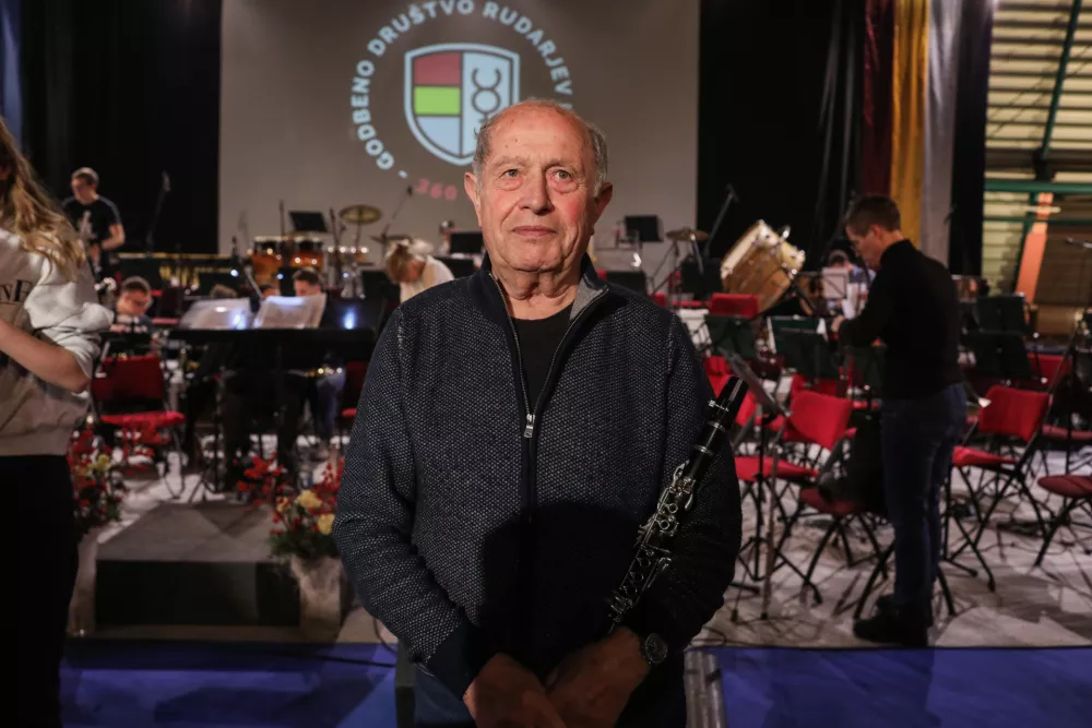 Najstarej&scaron;i član godbe Marjan Kogej klarinet igra od leta 1949 &ndash; torej celih 76 let. Na Javnem skladu RS za kulturne dejavnosti nimajo več značk za tako dolgo zvestobo.&nbsp;/ Foto: Bojan Velikonja