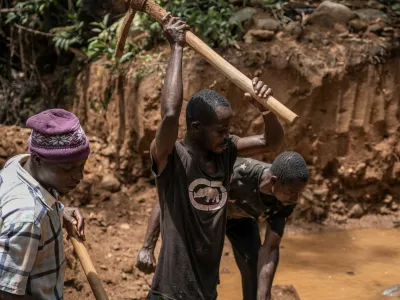 Va&scaron;čani posku&scaron;ajo z rudarjenjem zlata zaslužiti nekaj drobiža. Foto: Profimedia