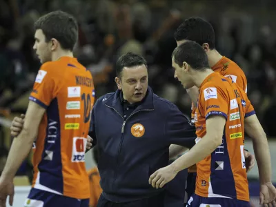 Igor Kolakovič - trener- odbojka - ACH Volley: Knack Roeselare, pokal Cev, mo&scaron;ki, četrtfinale, 2. tekma:- Odbojkarji ACH Volleyja so se uvrstili v polfinale pokala Cev, potem ko so v četrtfinalu dobili tudi drugo tekmo proti belgijskemu Knach Roeselareju. V Belgiji je bilo 3:2, tokrat pa so Ljubljančani zmagali s 3:0//FOTO: Luka Cjuha