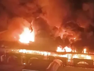 V Sankt Peterburgu je izbruhnil hud požar.