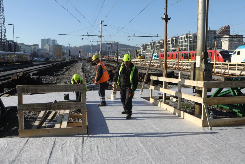Železni&scaron;ka postaja bo na treh postajali&scaron;čih