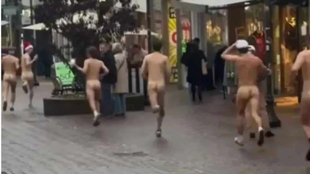 Tek po sredi&scaron;ču mesta. Mnogim so med prizorom z glave padle božične kape, ki so jih pustili za sebo. / Foto: Zajem Zaslona