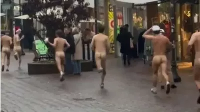 Tek po sredi&scaron;ču mesta. Mnogim so med prizorom z glave padle božične kape, ki so jih pustili za sebo. / Foto: Zajem Zaslona