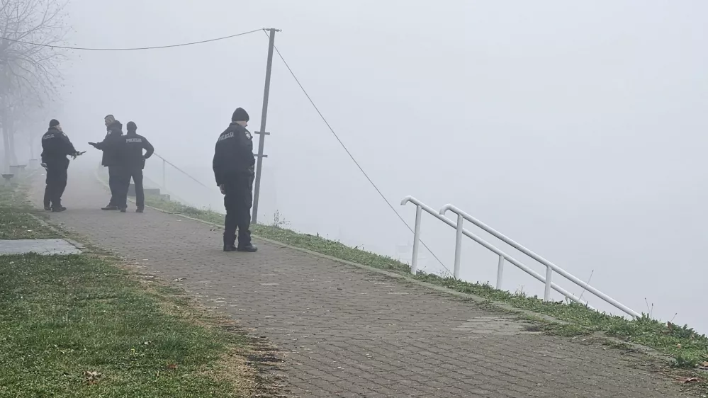 11.12.2025. Slavonski Brod - Prevrnuo se čamac u Savi u Slavonskom Brodu u četvrtak rano ujutro, policija je iz hladne rijeke izvukla vi&scaron;e od deset ljudi, Photo: Zeljka Gavranovic/PlusPortal/PIXSELLSava, Slavonski brod, migranti, hrva&scaron;ka policija, reka Sava,